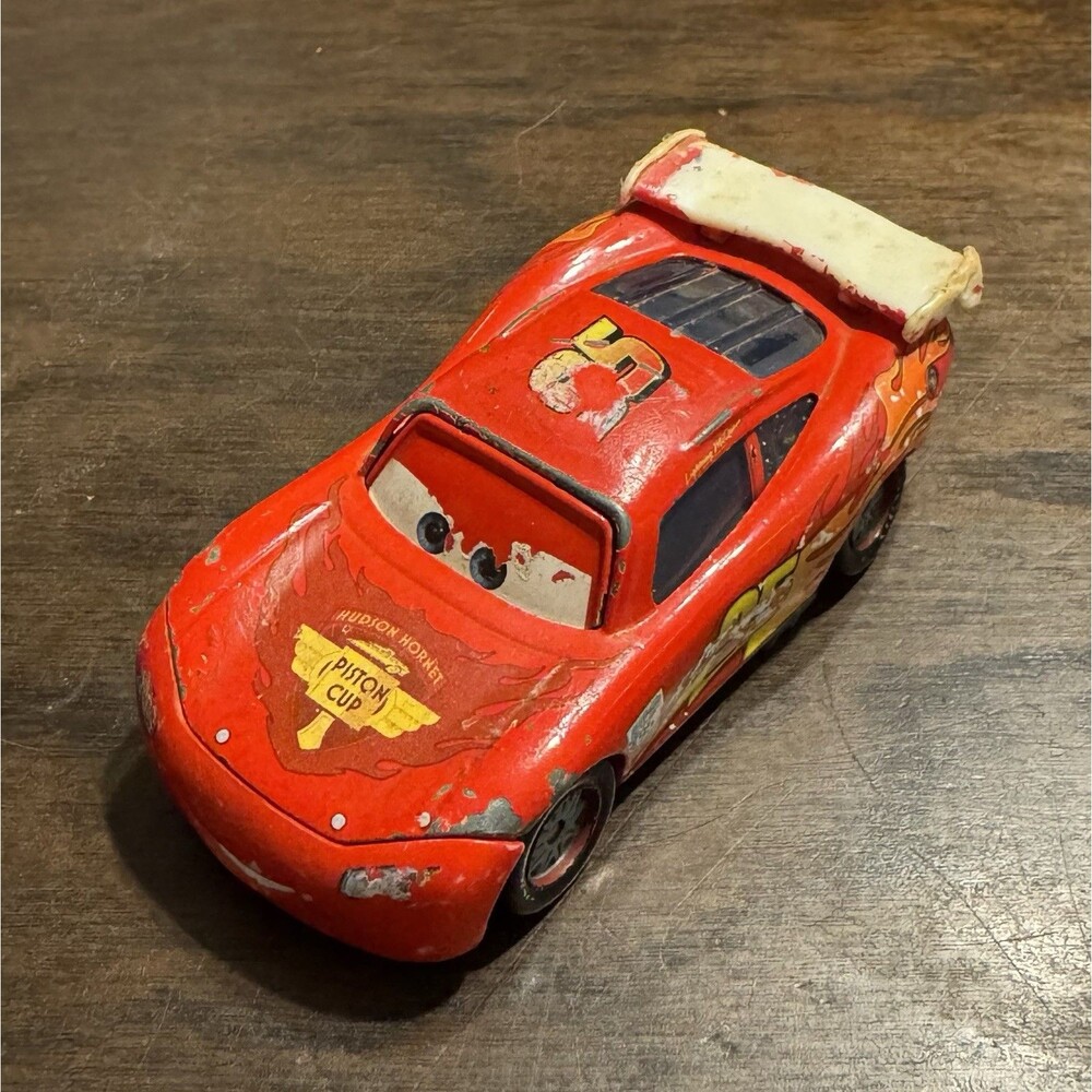 Disney Pixar Cars Lightning McQueen 95 PistonCup Mattel Diecast Heavy Wear*